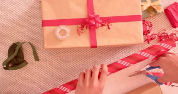 Animation Happy Holidays Text Caucasian Man Wrapping Christmas Presents Christmas — Stock Video