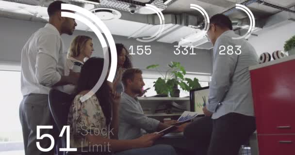 针对办公室里讨论的各色人等的团队 激励股票市场的数据处理 全球经济和商业技术概念 — 图库视频影像