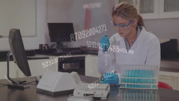 Dna结构的动画化 在实验室工作的高加索女科学家身上的数字变化 医学研究和科学技术概念 — 图库视频影像