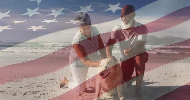 Amerika Bayrağının Animasyonu Sahilde Köpekli Mutlu Çift Irklı Yaşlı Çiftin — Stok video