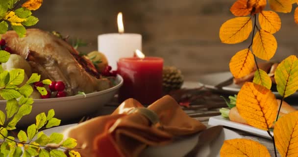 感謝祭の夕食の背景に落ちる秋の葉のアニメーション 感謝祭 アメリカの伝統 お祝いのコンセプトデジタル生成ビデオ — ストック動画