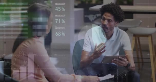 オフィスで議論多様な男性と女性に対する統計データ処理のアニメーション コンピュータインターフェイスとビジネスデータテクノロジーの概念 — ストック動画
