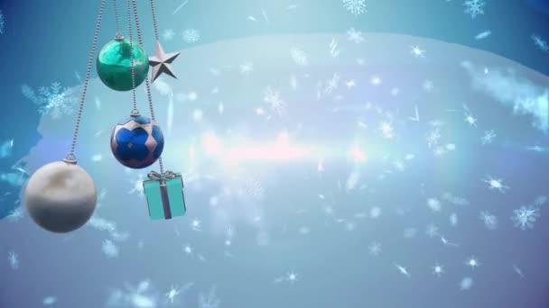 Анимация Рождественских Безделушек Над Снегом Падающим Синий Фон Рождество Традиции — стоковое видео
