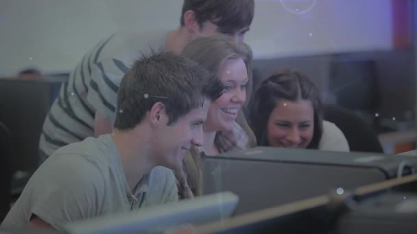 Bilgisayar Kullanan Üniversitede Gülümseyen Bir Grup Öğrenci Üzerinden Bağlantı Ağının — Stok video