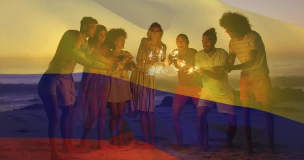 Animação Bandeira Colombiana Acenando Sobre Diversos Amigos Com Faíscas Desfrutando — Vídeo de Stock