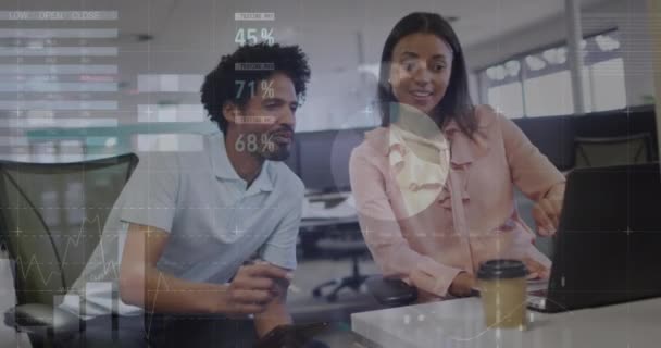オフィスでノートパソコンで議論する多様な男女にわたる統計データ処理のアニメーション コンピュータインターフェイスとビジネスデータテクノロジーの概念 — ストック動画