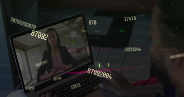 Ofisteki Dizüstü Bilgisayardaki Adamının Finansal Veri Işleme Animasyonu Küresel Finans — Stok video