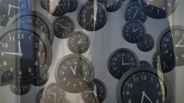 Animation Tickender Uhren Gegen Rückansicht Von Geschäftsfrau Und Geschäftsfrau Büro — Stockvideo