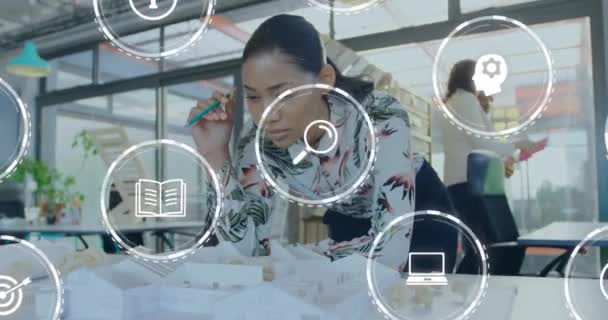 Анімація Декількох Цифрових Іконок Проти Жінок Працюють Модельному Плані Офісі — стокове відео