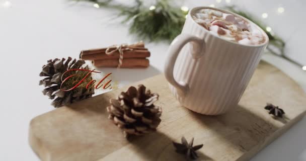 Feliz Navidad Text Rot Über Tannenzapfen Zimt Und Weihnachtsschokolade Mit — Stockvideo