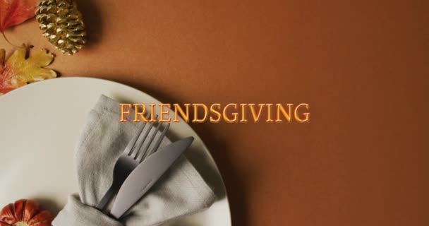 Animation Friendsgiving Text Cutlery Autumn Leaves Brown Background Thanksgiving American — Stock Video