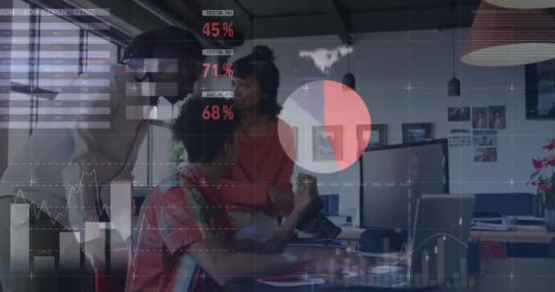 Animering Statistisk Databehandling Över Olika Kollegor Diskuterar Över Bärbar Dator — Stockvideo