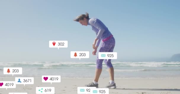 在海滩上对穿着运动服的高加索女人进行社交媒体数据处理动画 全球适用性 数字接口和数据处理概念 — 图库视频影像
