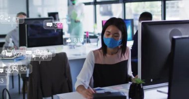 Yüz maskesi takan Asyalı bir kadının ofiste not almasıyla ilgili sosyal medya simgeleri. Sosyal medya ağı ve covid-19 salgın konsepti