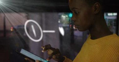 Akış şeması animasyonu, Afro-Amerikan kadın otobüsle seyahat ederken dijital tablet üzerinde kayıyor. Dijital bileşik, çoklu pozlama, iletişim, ulaşım ve teknoloji kavramı.