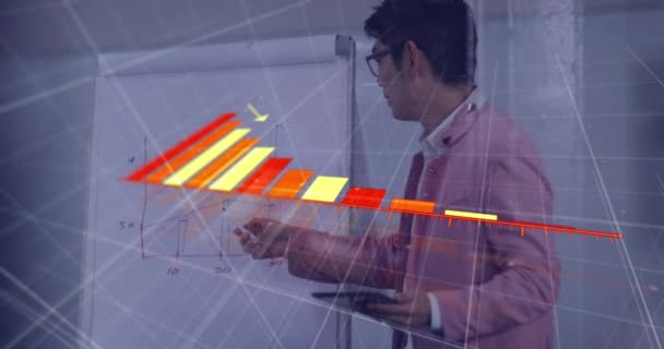 사무실에서 동료에 화이트 보드에 전략을 아시아 떨어지는 그래프의 애니메이션 디지털 — 비디오