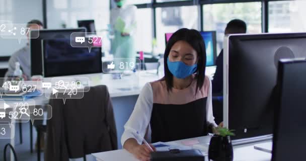 在亚洲女人在办公室做笔记时戴着面具 在社交媒体上为她们塑造形象 社交媒体网络和Covid 19大流行病概念 — 图库视频影像