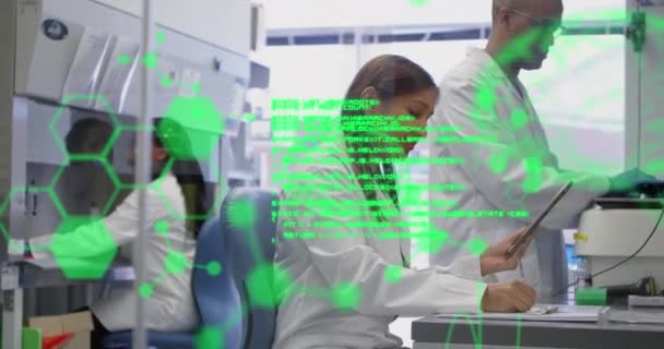 Animation Der Medizinischen Datenverarbeitung Verschiedenen Wissenschaftlerinnen Und Wissenschaftlern Die Labor — Stockvideo