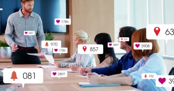 ソーシャルメディアのデータのアニメーションは オフィスの多様なビジネスの人々を介して処理します グローバルチームワーク ビジネス コンピューティング データ処理のコンセプトをデジタル生成したビデオ — ストック動画