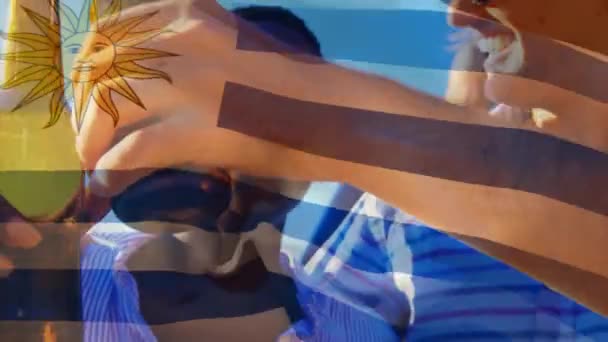 Vídeo Compuesto Ondear Bandera Uruguay Sobre Grupo Diversos Amigos Brindando — Vídeo de stock