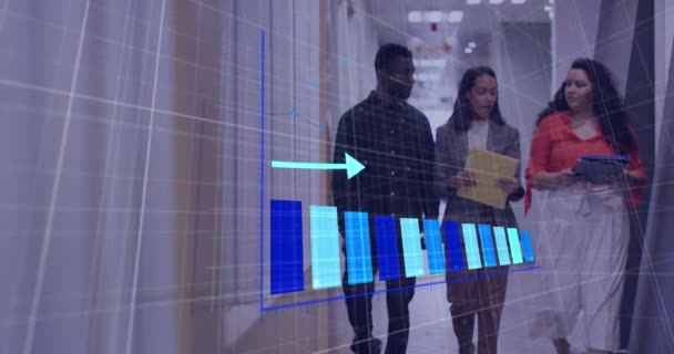 廊下を歩いている間の報告を議論する多様な同僚の上に落下するグラフのアニメーション デジタル複合 複数の露出 ビジネス オフィス プランニング チームワークのコンセプト — ストック動画