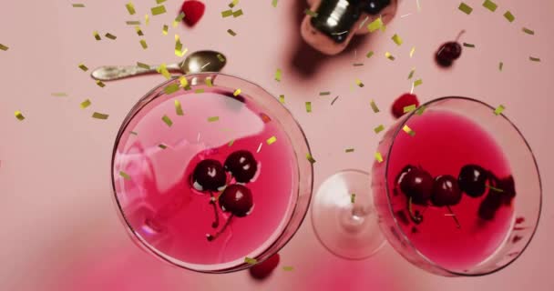Animación Caída Confeti Cóctel Sobre Fondo Rosa Concepto Fiesta Bebida — Vídeo de stock
