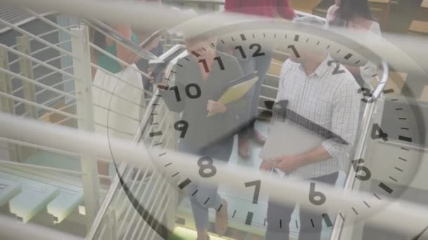 Animación Tic Tac Reloj Contra Diversos Hombres Mujeres Discutiendo Las — Vídeo de stock