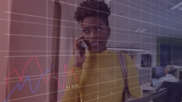 オフィスのスマートフォンで話すアフリカ系アメリカ人女性の株式市場データ処理のアニメーション グローバル経済とビジネスデータ技術コンセプト — ストック動画