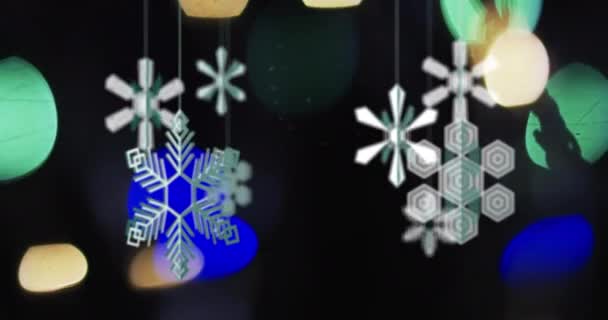 Animation Von Christbaumkugeln Und Schnee Der Auf Schwarzem Hintergrund Fällt — Stockvideo