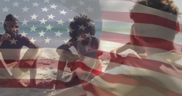 Animação Bandeira Nacional América Sobre Diversos Amigos Sentados Conversando Praia — Vídeo de Stock