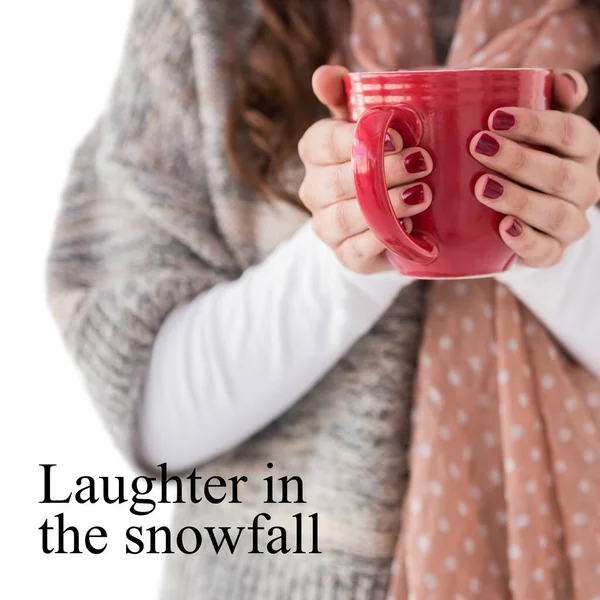 Samenstelling Van Lachen Sneeuwval Tekst Biracial Vrouw Drinken Warme Chocolademelk — Stockfoto