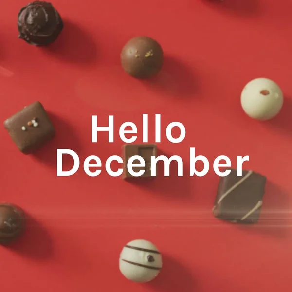 Hallo December Tekst Kerstchocolade Rode Achtergrond Viering Van Winter Seizoensgebonden — Stockfoto