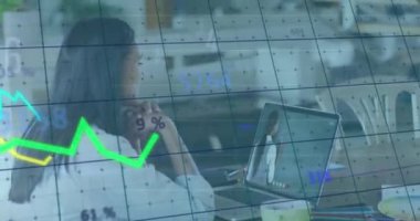 Birden fazla grafik ve değişen numaraların animasyonu, dizüstü bilgisayarda çift ırklı kadın dersleri izliyor. Dijital bileşik, çoklu pozlama, rapor, iş, büyüme, eğitim ve teknoloji kavramı.