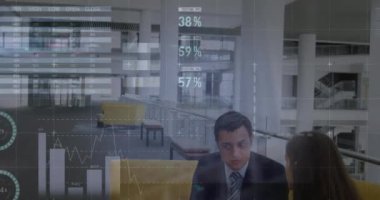 Muhtelif iş kadınlarının ofiste tartıştığı istatistiksel veri işleme animasyonu. Bilgisayar arayüzü ve iş veri teknolojisi kavramı