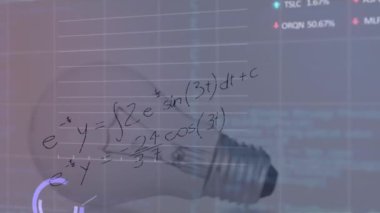 Grafiklerin animasyonu, işlem tahtası, matematiksel denklem ve ampulün üzerindeki diyagramlar. Dijital bileşik, çoklu pozlama, rapor, iş dünyası, borsa, elektrik ve fikir kavramı.