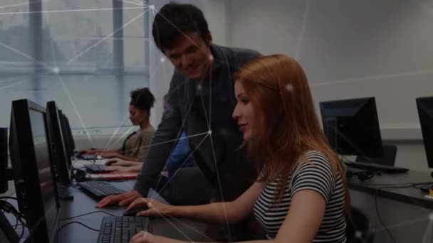 컴퓨터를 대학에서 소년과 소녀에 연결의 네트워크의 애니메이션 — 비디오