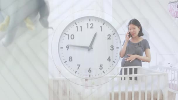 電話で話すコットによって幸せな妊娠中のアジアの女性の上に速く動く手で時計 セルフケア コミュニケーション 家庭生活がデジタル生成されたビデオ — ストック動画