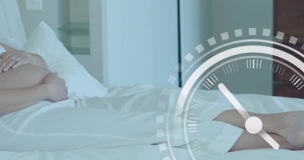 침대에 행복한 코카서스 여성에 빠르게 움직이는 손으로 생활양식 디지털 방식으로 — 비디오