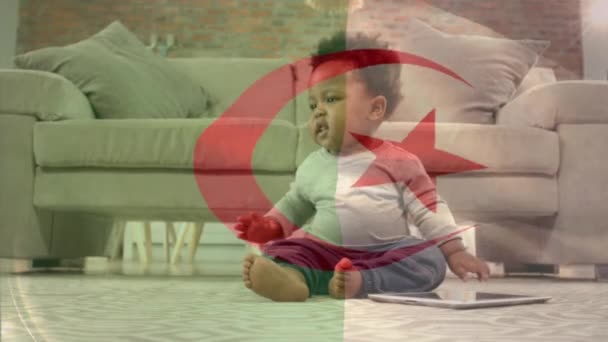 Композитне Відео Махаючого Прапора Алжиру Проти Афроамериканської Дитини Яка Грає — стокове відео