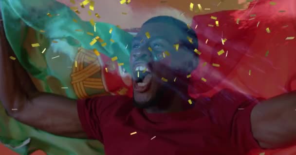 Анимация Золотых Конфетти Над Приветствием Африканского Болельщика Мужского Пола Размахивающего — стоковое видео
