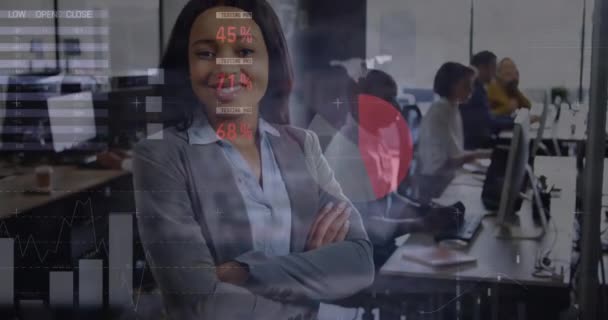 Animacja Przetwarzania Danych Statystycznych Przeciwko Afrykańskiej Amerykańskiej Bizneswoman Uśmiechniętej Biura — Wideo stockowe