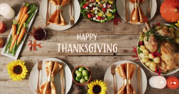 木の背景で夕食の食べ物に感謝する幸せな感謝のアニメーション 感謝祭 アメリカの伝統 お祝いのコンセプトデジタル生成ビデオ — ストック動画