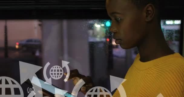 Animación Flechas Alrededor Globos Sobre Chica Afroamericana Usando Tableta Digital — Vídeo de stock