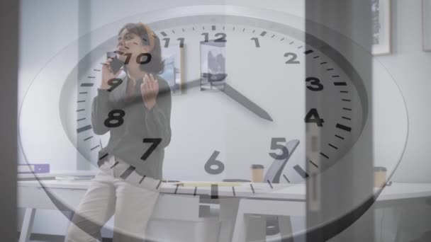 Анимация Тикающих Часов Против Азиатки Разговаривающей Смартфоне Офисе Управление Временем — стоковое видео