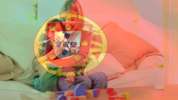 Vidéo Composite Drapeau Portugais Agitant Contre Mère Caucasienne Jouant Avec — Video
