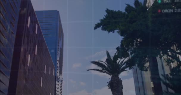 複数のグラフとトレーディングボードのアニメーション 木の低角度ビューと空に向かって建物 デジタル複合 複数の露出 レポート ビジネス 株式市場 建築コンセプト — ストック動画