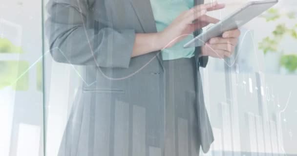 사무실에서 태블릿을 사용하여 사업가의 섹션을 데이터 처리의 애니메이션 컴퓨터 인터페이스 — 비디오