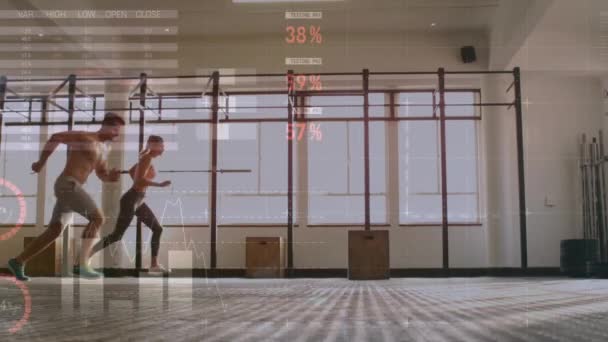Animation Der Statistischen Datenverarbeitung Gegen Kaukasisch Fitte Paare Die Fitnessstudio — Stockvideo