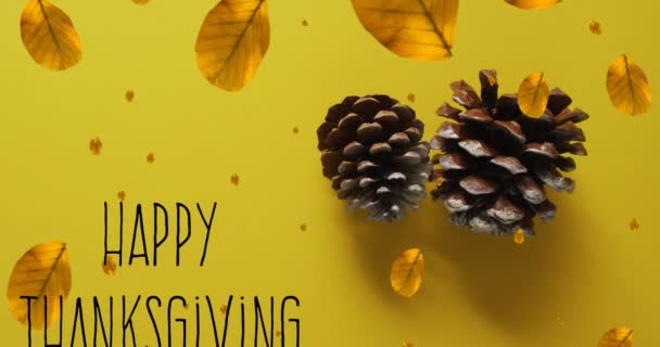 在秋天的树叶和松果之上 在黄色的背景上勾勒出快乐的感恩节文字的动画 感恩节 美国传统和庆祝概念数字生成的视频 — 图库视频影像