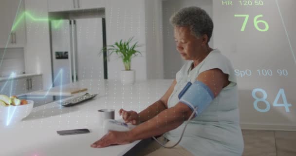Κινούμενα Σχέδια Της Παρακολούθησης Καρδιακών Παλμών Πάνω Από Αφροαμερικανή Ηλικιωμένη — Αρχείο Βίντεο